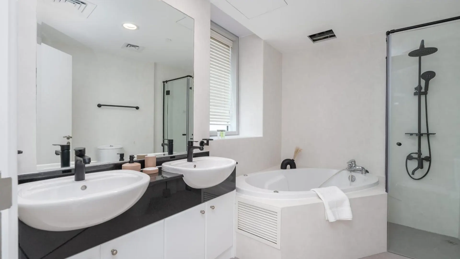 Apartment Exquisite 3-Bedrooms At Marina Terrace With Striking Views Of Dubai Marina!